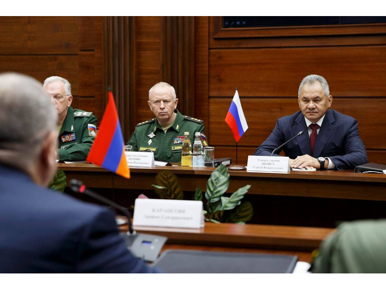 Министр обороны России С.К.Шойгу провел в Москве переговоры с Министром обороны Армении А.Г.Карапетяном