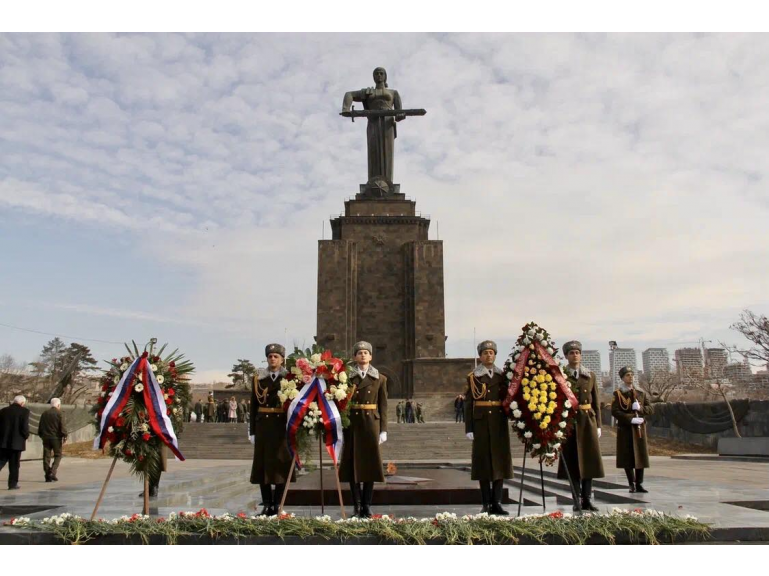 О церемонии возложения цветов к Вечному огню у монумента «Мать Армения»