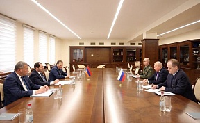 29 ноября Министр обороны Республики Армения С.Р.Папикян принял Посла России в Армении С.П.Копыркина и вновь назначенного Военного атташе при Посольстве России в Армении А.Б.Горяйнова