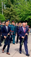 О памятных церемониях в Парке Победы, на Аллее славы русских пограничников, а также центральном кладбище Еревана «Тохмах» по случаю 80-летия Великой Победы