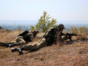 Разведчики военной базы Южного военного округа (ЮВО) в Армении форсировали горную реку и уничтожили диверсионную разведывательную группу условного противника на полигоне «Алагяз» в ходе розыгрышей боевых тактических действий подразделений двух стран