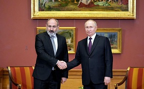 Глава Российского государства провёл встречу с Премьер-министром Республики Армения Николом Пашиняном. Беседа прошла на полях неформального саммита СНГ