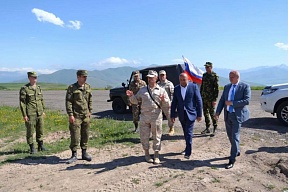 4 июня с.г. в рамках поездки в Сюникский марз Чрезвычайный и Полномочный Посол России в Армении С.П.Копыркин посетил отдельную группу 102-ой российской военной базы в Горисе и отдельную авиационную группу российского миротворческого контингента в Сисиане