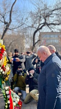 О церемонии возложения цветов к памятнику «Детям блокадного Ленинграда» в ознаменование 81-й годовщины полного освобождения города на Неве от фашистской осады