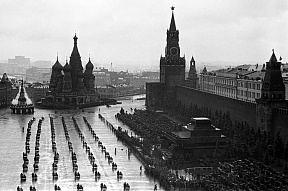 Первый, легендарный: исторические кадры парада Победы в 1945 году на Красной площади Первый, легендарный: исторические кадры парада Победы в 1945 году на Красной площади