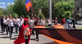 9 мая Посол России в Армении С.П.Копыркин принял участие в ежегодной акции «Бессмертный полк» в Ереване