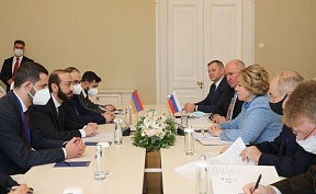 Դաշնության խորհրդի, Միջխորհրդարանական վեհաժողովի խորհրդի (ԱՊՀ-ի ՄԽՎ) նախագահ Վալենտինա Մատվիենկոն միջխորհրդարանական վեհաժողովի աշխատանքների շրջանակում հանդիպում է անցկացրել Հայաստանի Ազգային ժողովի նախագահ Արարատ Միրզոյանի հետ: Զրուցակիցները քննարկել են ե