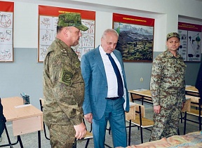 26 мая с.г. рамках рабочей поездки в Сюникский марз Чрезвычайный и Полномочный Посол России в Армении С.П.Копыркин посетил дислоцированные в области батальонно-тактическую группу 102-ой Российской военной базы
