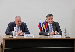 18 июля с.г. Чрезвычайный и Полномочный Посол России в Армении С.П.Копыркин встретился со слушателями Дипломатической школы Армении