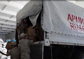 Военнослужащие российского миротворческого контингента доставили 18 тонн гуманитарного груза от благотворительных организаций и фондов в Нагорный Карабах, для передачи его нуждающимся местным жителям