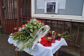 Неравнодушные жители Гюмри несут цветы к зданию Генерального консульства России в Гюмри в память о жертвах чудовищного теракта в ТЦ «Крокус Сити Холл»