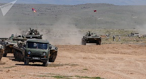 Военнослужащие российской военной базы Южного военного округа (ЮВО), дислоцированной в Гюмри, в рамках двустороннего батальонного тактического учения с военнослужащими Минобороны Армении совершили марши на полигоны Камхуд и Алагяз