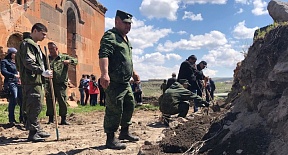 Назад Российские пограничники помогли благоустроить двор церкви на армяно-турецкой границе